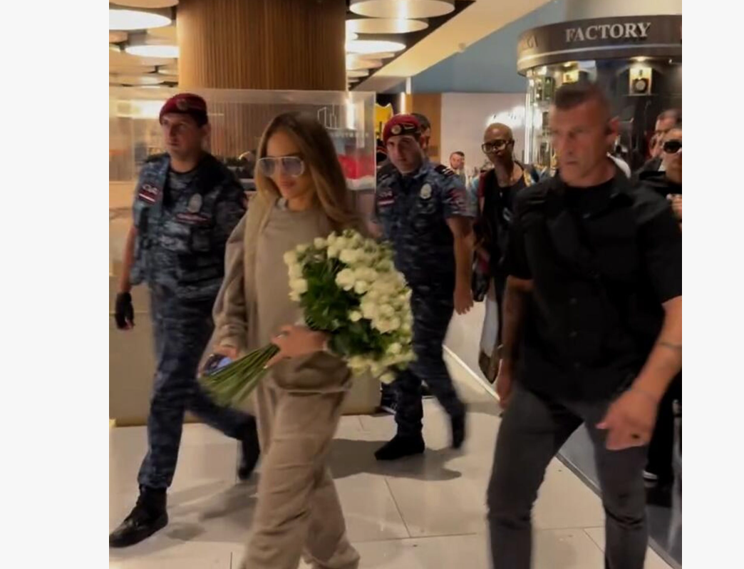 Джей Ло в аэропорту Звартноц 