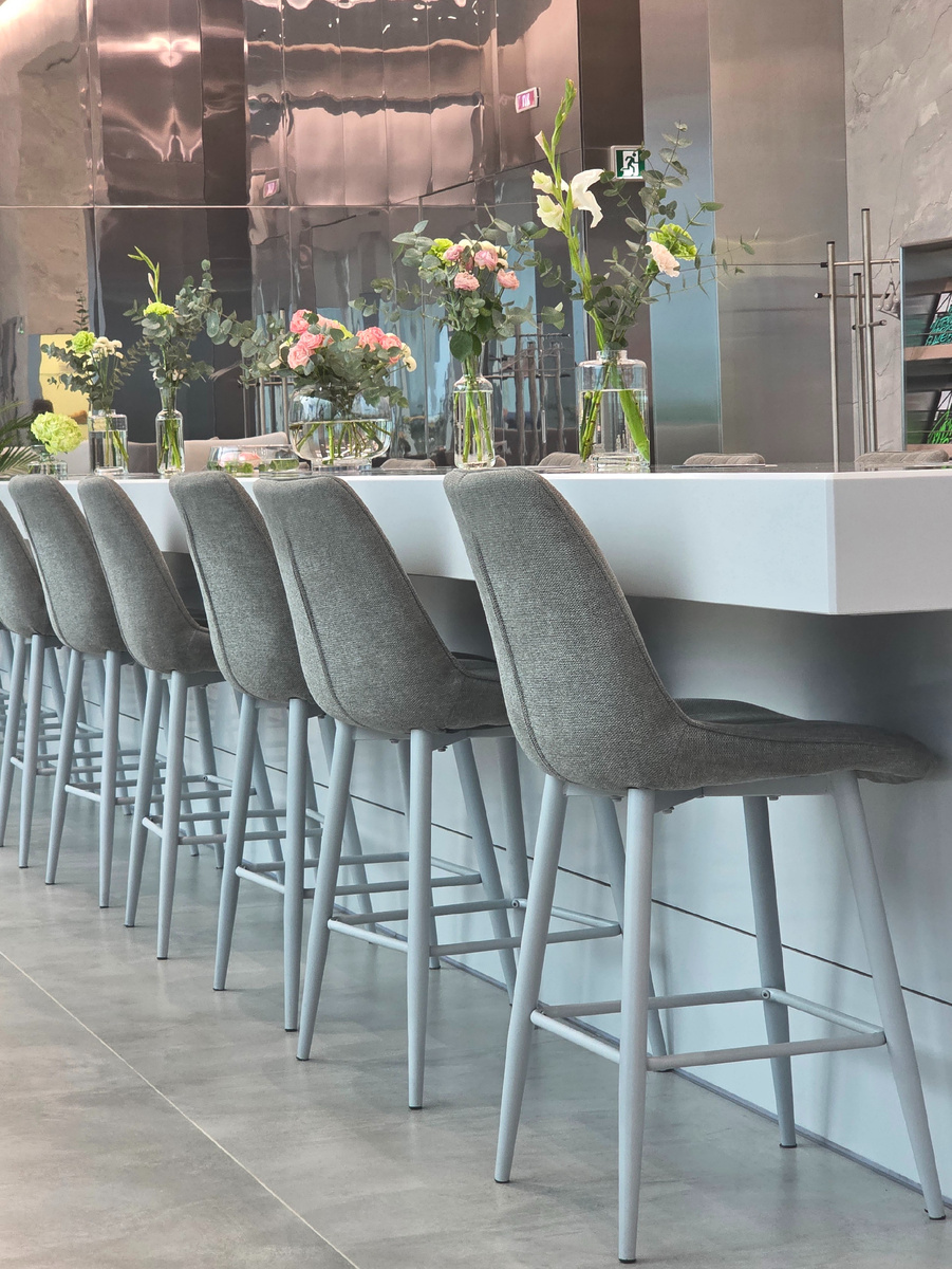 Там были удобные зоны, которые позволяли с комфортом зарядить устройства и поработать. 