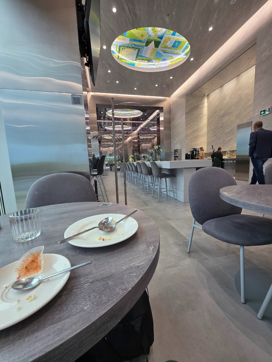 Помещение с очень приятным и стильным ремонтом. Свободный доступ к еде, что довольо важно для бывшего толстяка.