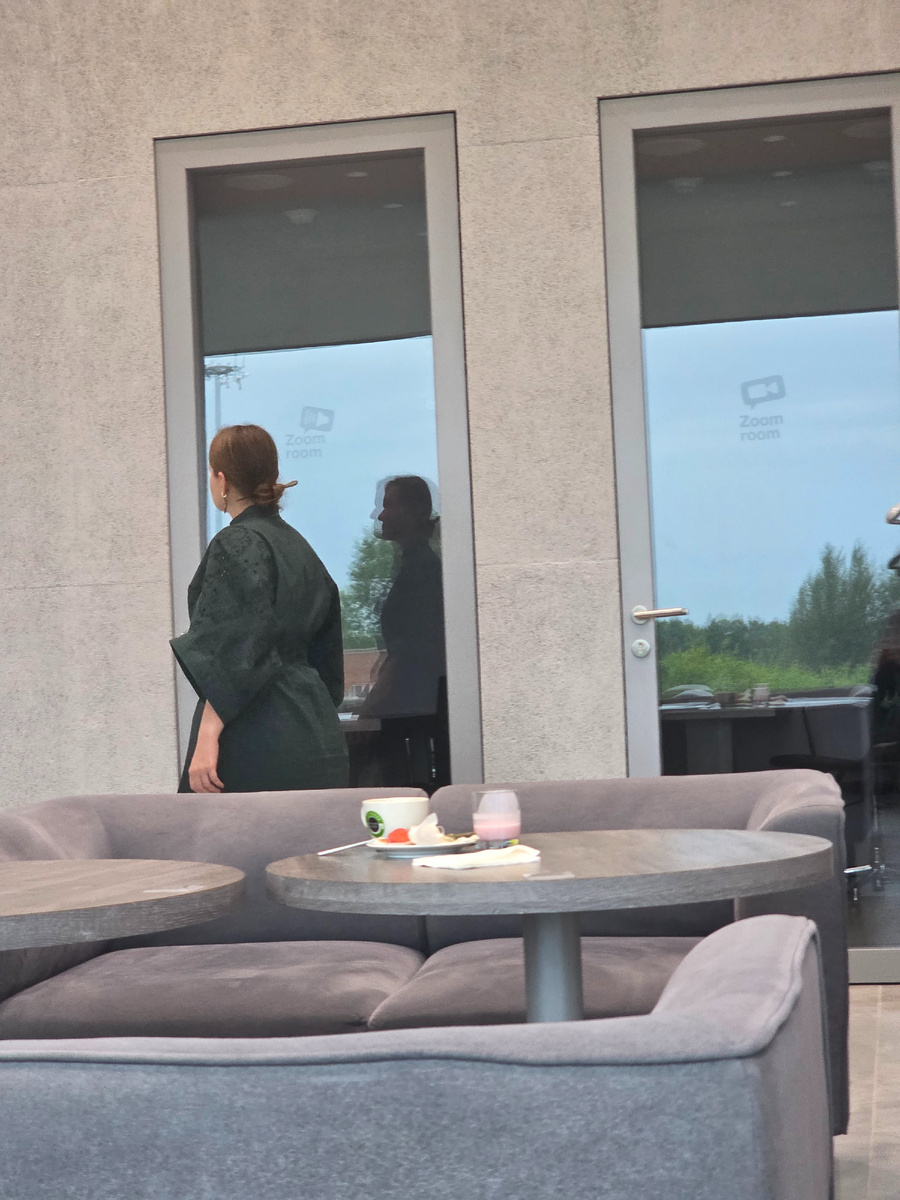 Там были изолированные комнаты, которые позволили бы провести встречу по видеосвязи. 