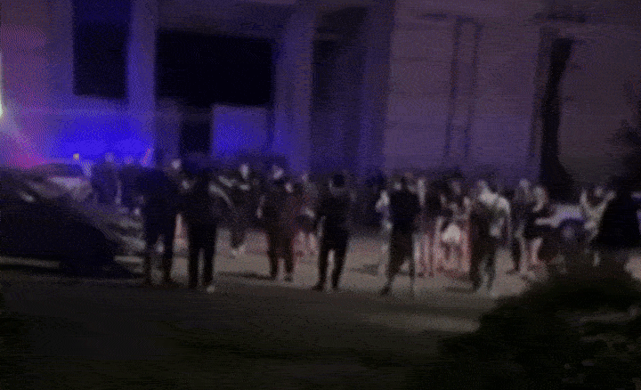    СОТРУДНИКИ ТЦК ПРИВЕЗЛИ НА ГОРОДСКОЙ СТАДИОН "ЛОКОМОТИВ" ОКОЛО 100 НАСИЛЬНО МОБИЛИЗОВАННЫХ МУЖЧИН. ЖЕНЩИНЫ БЕЗУСПЕШНО ПЫТАЛИСЬ ИХ ОТБИТЬ... ВИДЕО: ТГ-КАНАЛ "ЦАРЬГРАД ТВ"