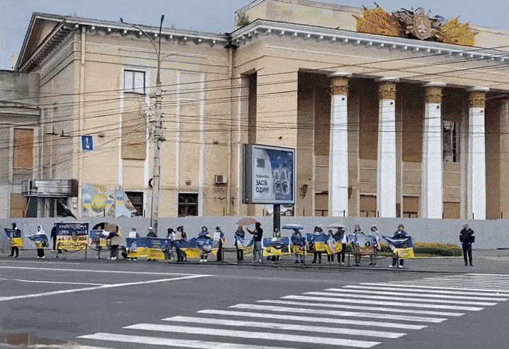    В ЦЕНТРЕ ВИННИЦЫ ЖЕНЩИНЫ ТРЕБУЮТ ВЕРНУТЬ ОБРАТНО СВОИХ "БУСИФИЦИРОВАННЫХ" МУЖЧИН. ВИДЕО: ТГ-КАНАЛ "ШЁПОТ ФРОНТА"