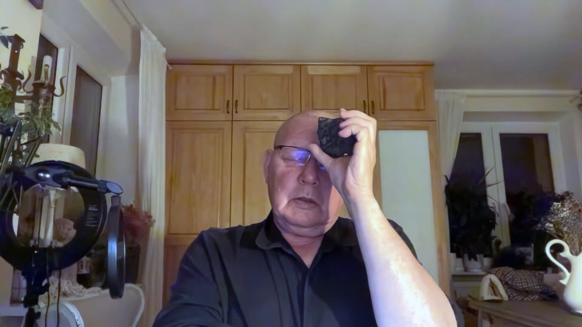 Момент онлайн-трансляции от 02 октября 2024 года. Кшиштоф Яцковский делает визию по обломку метеорита, который по словам экстрасенса "мог лететь в космосе миллиарды лет"