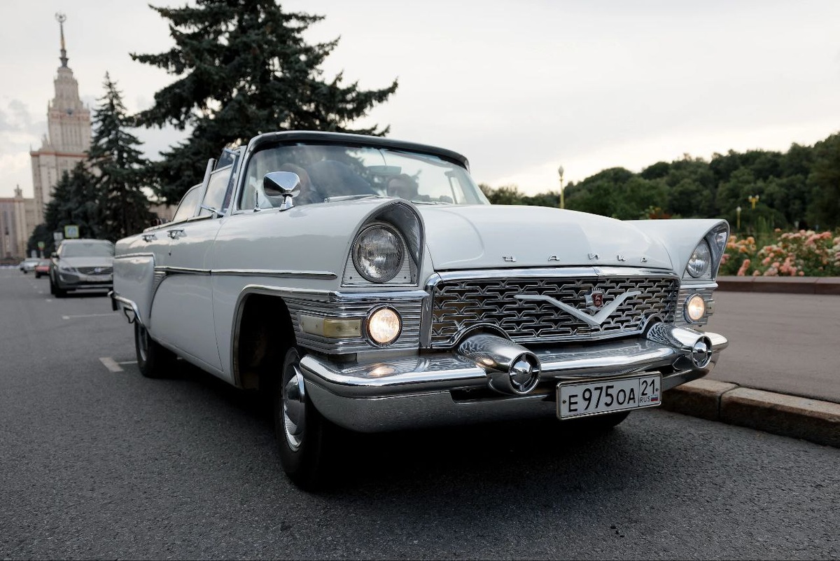 Рис. 1. Автомобиль ГАЗ-13Б «Чайка» со свадьбы уважаемого заказчика 