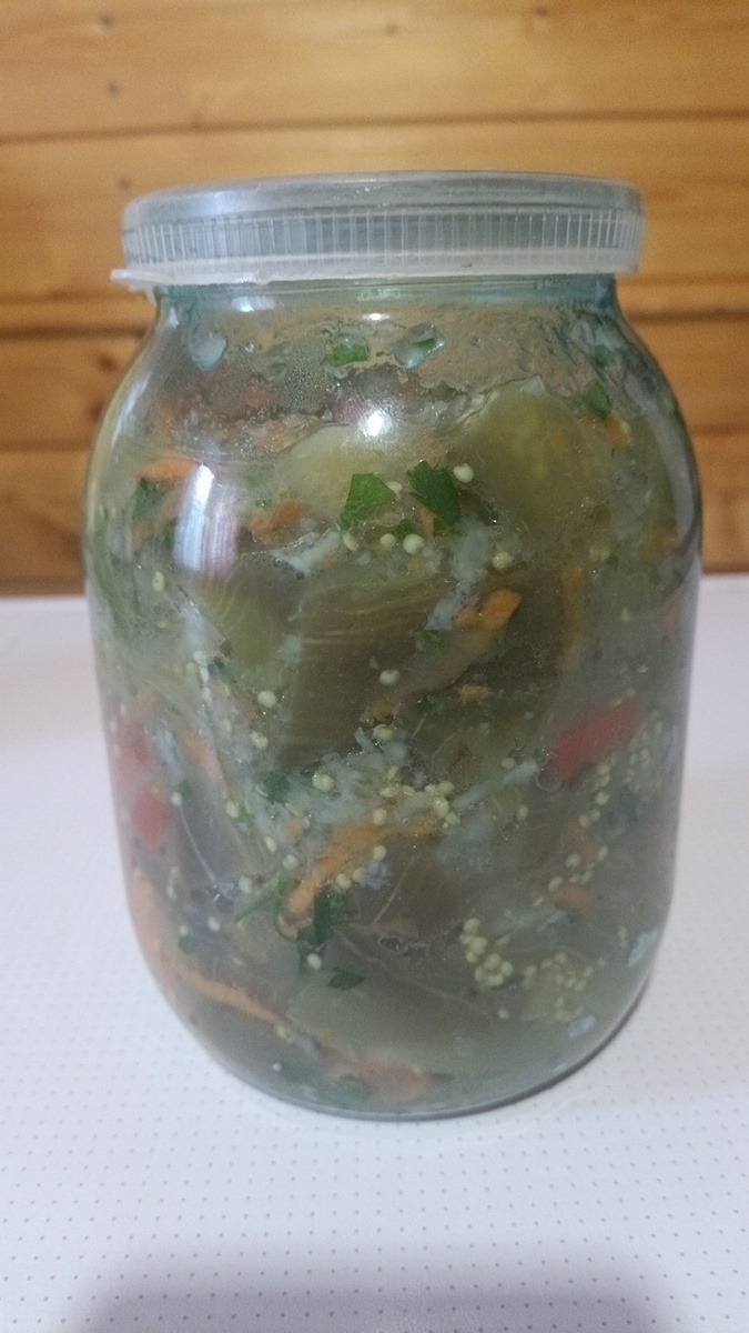 Фотография автора Поспелова Евгения. Эту банку Я оставила, будем её кушать сейчас)))), и две закрыла на зиму. 