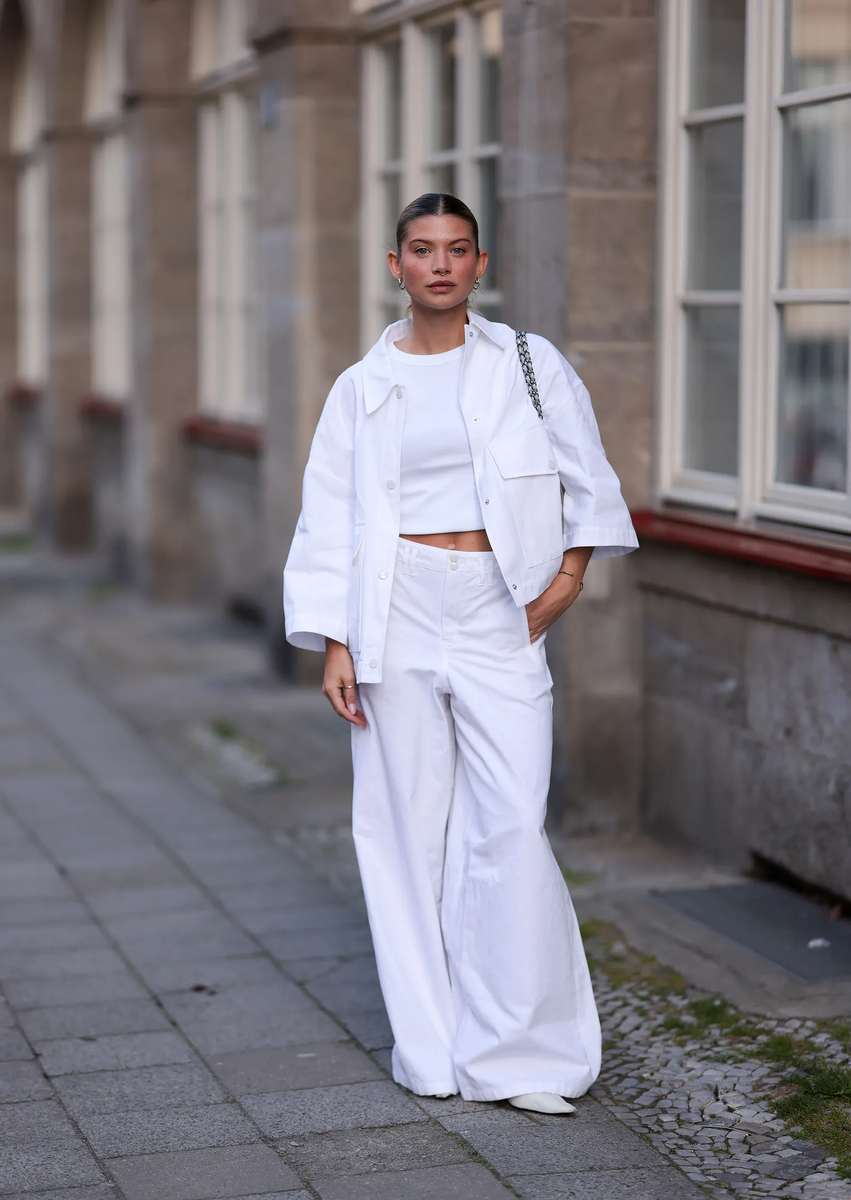 Просторные белые брюки с туфлями на каблуке летом 2025 года