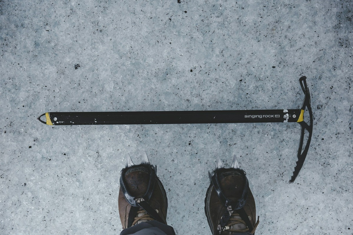 Ходить на ледник нужно только в полном снаряжении и в сопровождении гида. Цены могут быть разными. Например, у Arctic adventure начинаются от 210 долларов (17 256 рублей) за поход на человека. Фото: Sharad kandoi / Unsplash