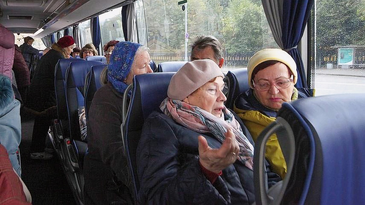 Бабушке испортили настроение: граждане, что с нами не так?