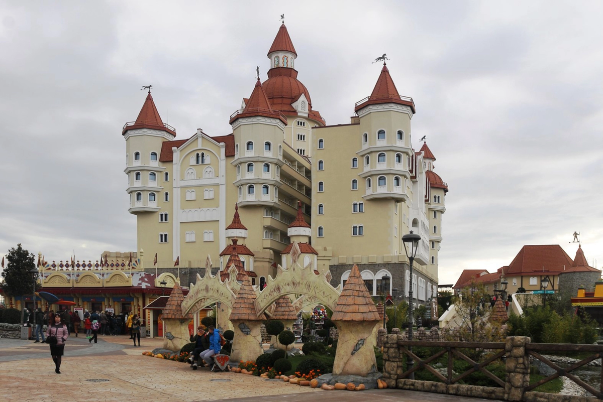 Сказочный замок-отель «Богатырь» Источник фото: commons.wikimedia.org Автор: SKas