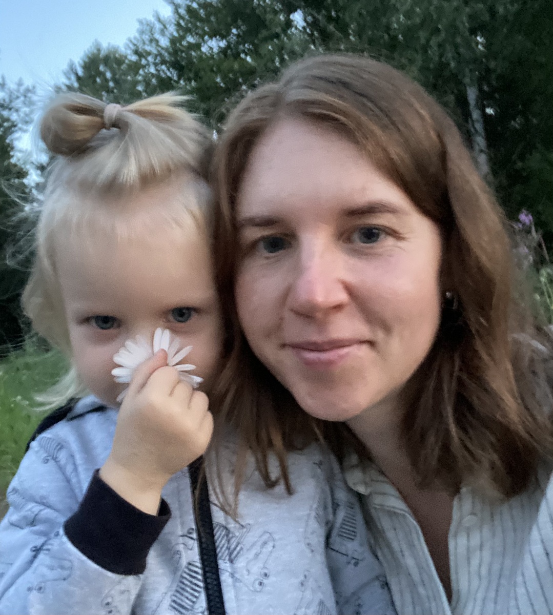 А так по нам и не скажешь, что одна хулиганит, а другой стыдно 