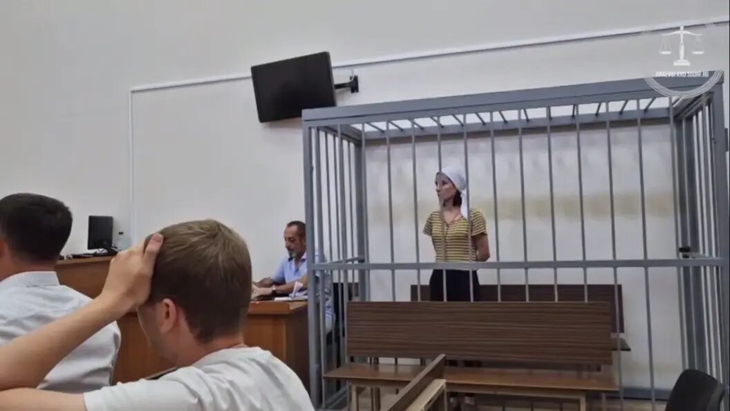    Одна из обвиняемых. Фото: скрин видео суда.