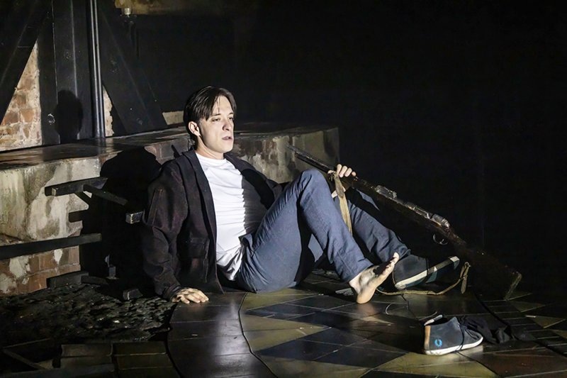 Максим Севриновский в роли Зилова. Утиная охота. Фото с сайта: rg.ru: https://cdnstatic.rg.ru/resize800x533/uploads/photogallery/2024/09/30/uo5_208.jpg