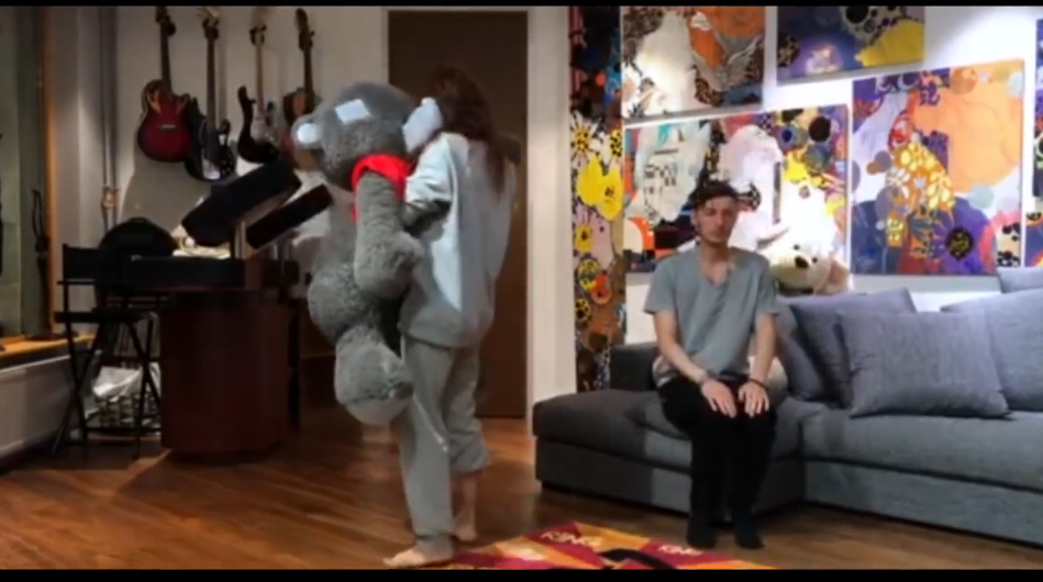 кадр из клипа Ёлки "Впусти музыку"