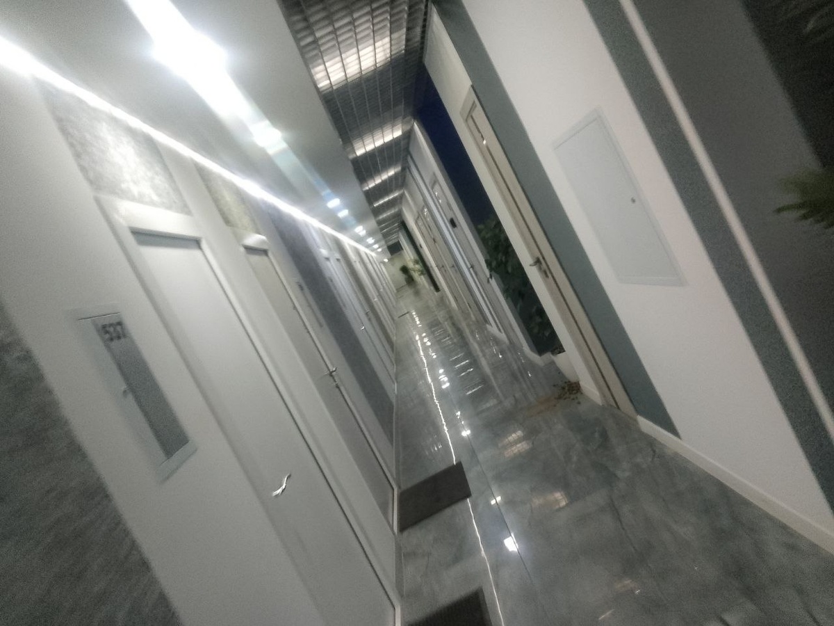 Длинные коридоры офисного центра