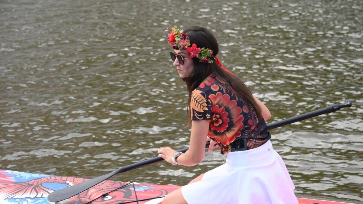    Участница заплыва на сапбордах Олеся Коломникова / Фото: Пелагия Замятина / Вечерняя Москва