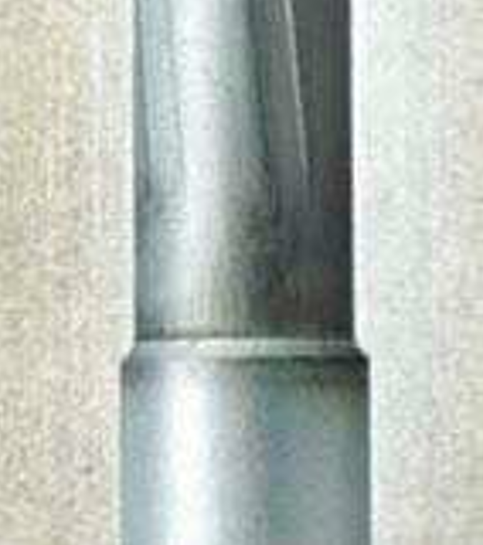На этой фотографии ствола в разрезе видна его эрозия (темная зона) протяженностью примерно 2 мм от пульного входа до нарезов.    