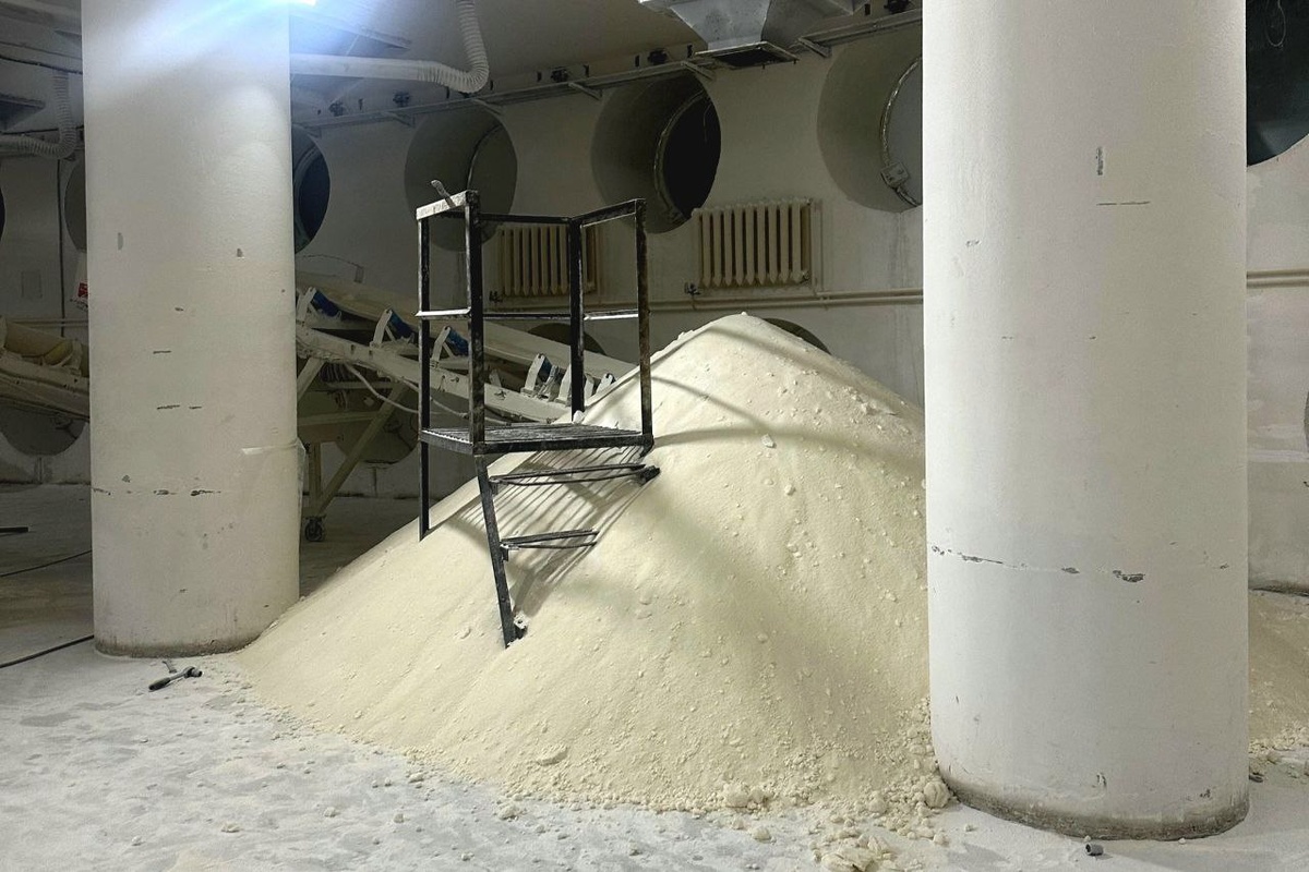 Молодого сотрудника предприятия засыпало сахаром