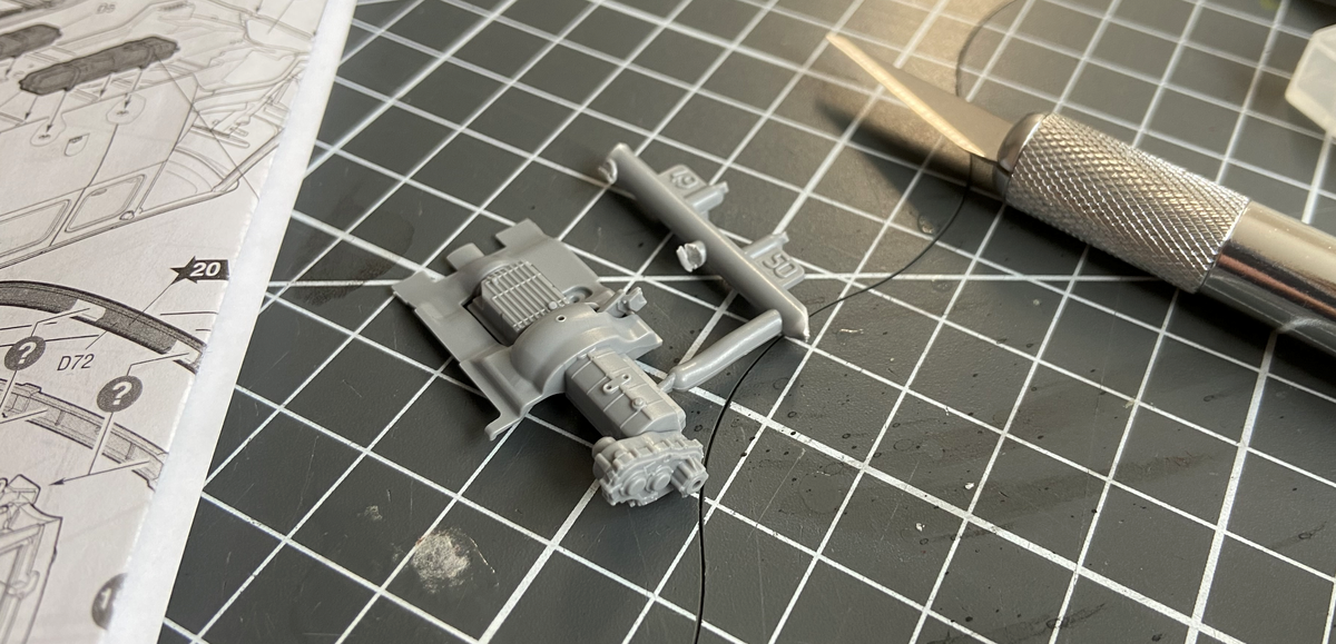 В процессе стройки стендовой модели УАЗ-3909 "Буханка" в масштабе 1/35. Производитель "Звезда". Фото из личного архива автора © 2025 год.