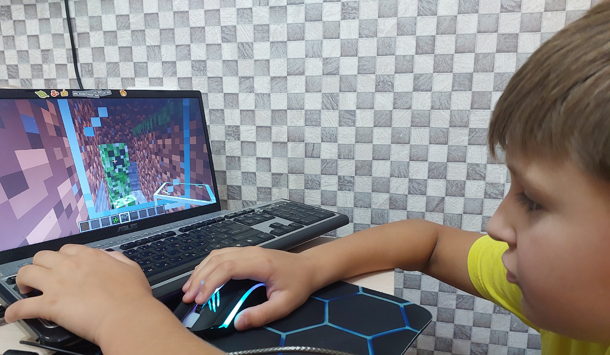 Смотри, кто тут скрывается на моем экране — знаменитый зеленый крипер