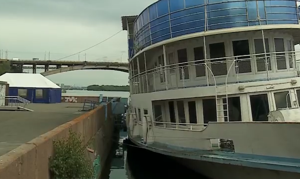     Красноярцы переживают об утопающем на набережной теплоходе «Капитанский клуб»