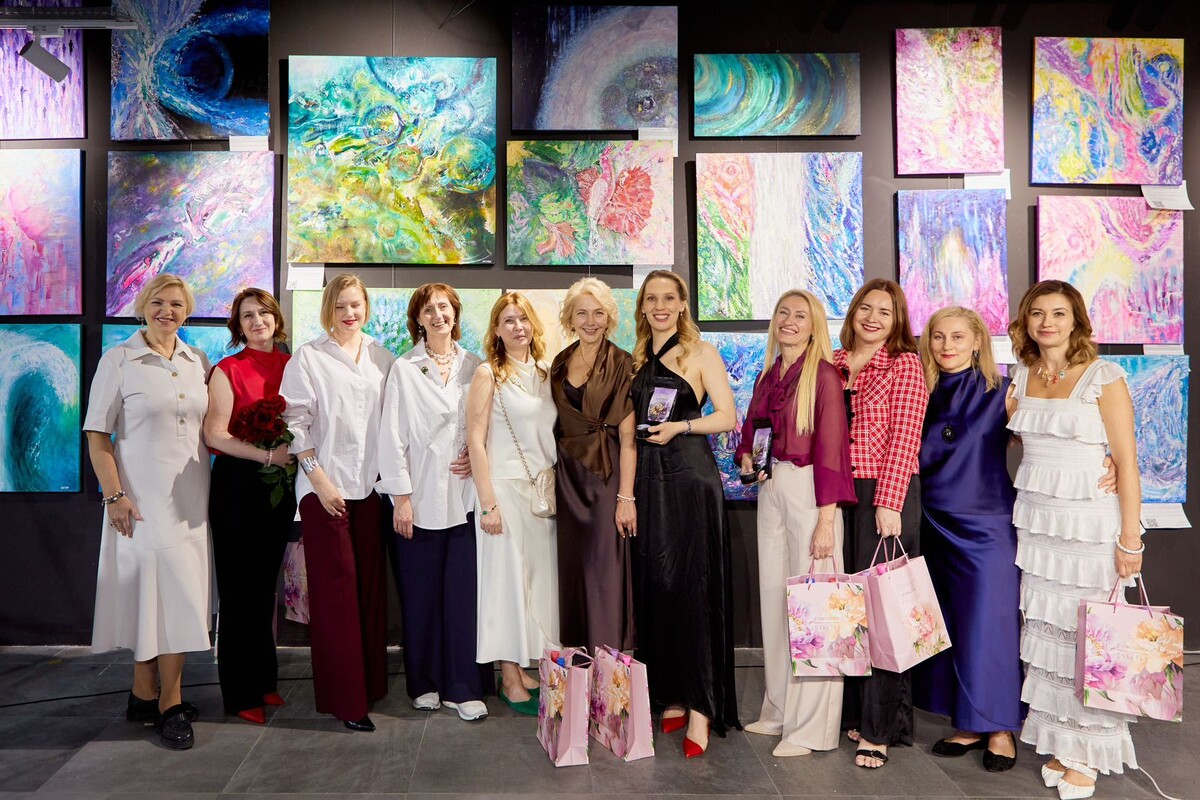 Выставка «Рождение» — это творческий проект женщин-художниц, которые работают в жанре энергетической живописи. Куратор Аксиния Ангелетти