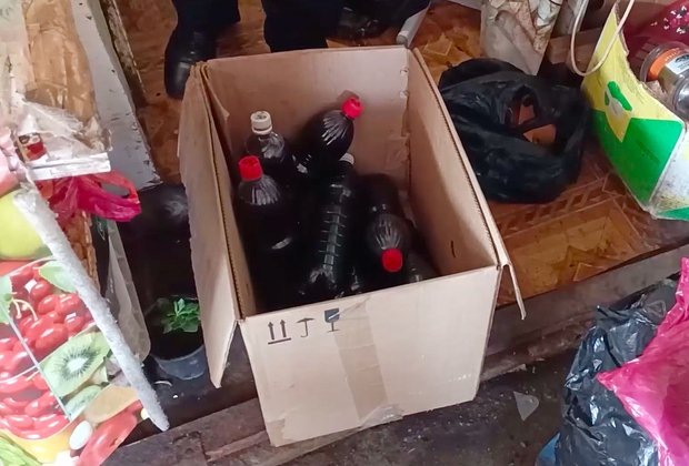    Коробка, наполненная бутылками с самодельной чачей. Кадр: Telegram-канал «Полиция Краснодара»