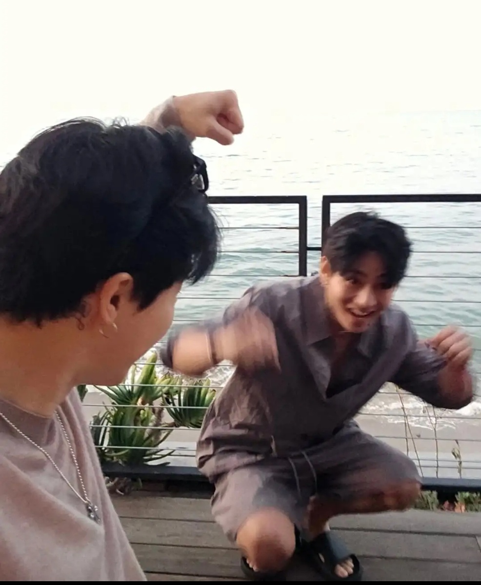 Пак Чимин из BTS держит воображаемую веревочку от ёё)