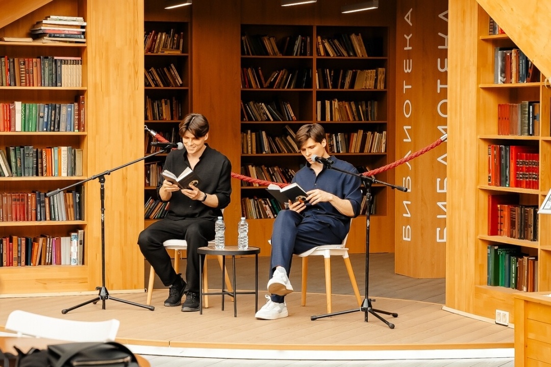    Известные актеры читают классику и современную прозу в центре Москвы