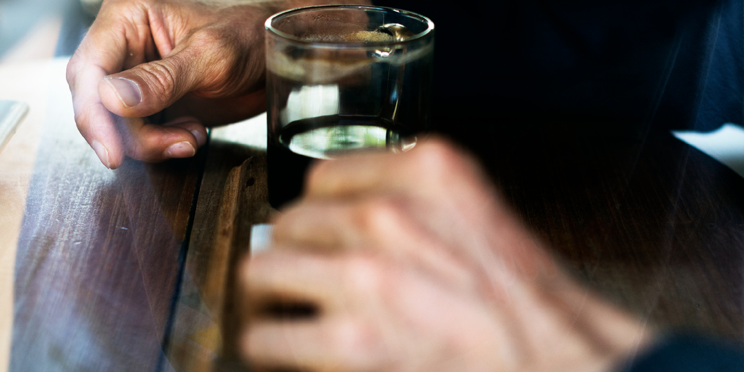 Почему тяга к алкоголю не уходит даже спустя два года трезвости: нейробиология, память и ловушки сознания
