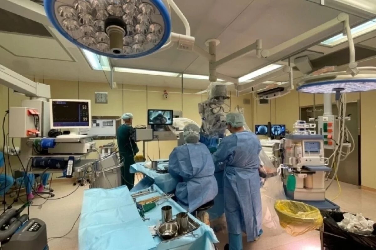    Новосибирские хирурги провели сложную операцию в ДНР