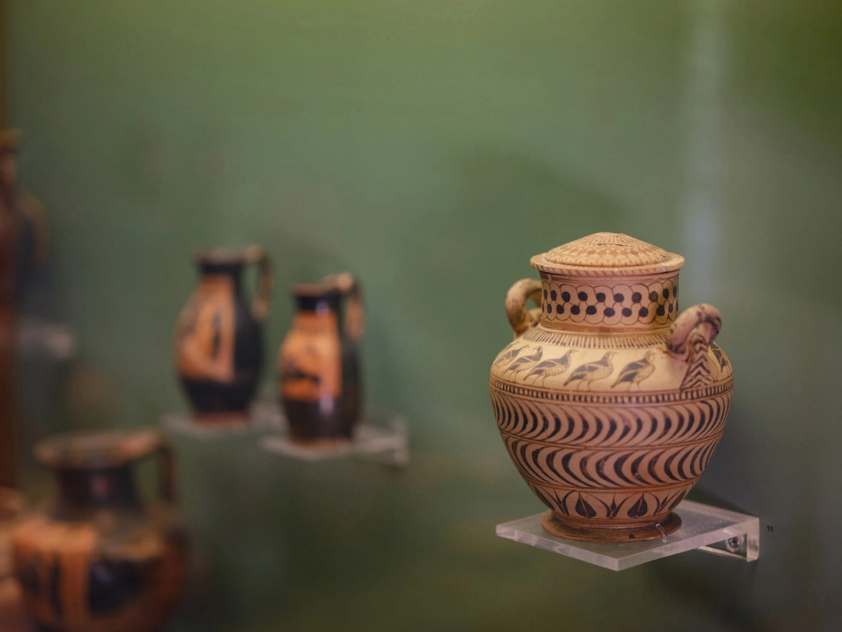 Греческие амфоры Источник фото: elements.envato.com