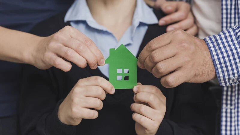     Семья держит фигурку домика. Фото: ru.freepik.com, автор freepik.