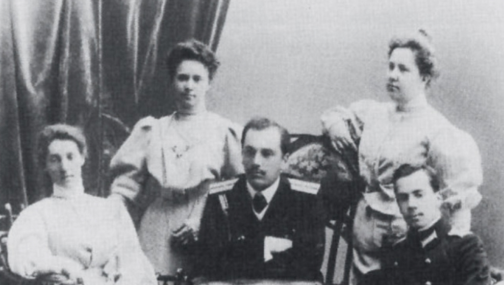 Фото: кадет Игорь Сикорский (справа) с братом Сергеем и сестрами Ольгой и Еленой