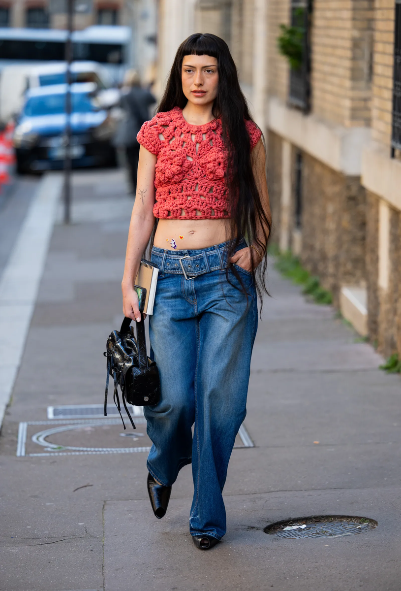 Вязаные блузы переходят с пляжа на улицы Франции с помощью свободных джинсов на лето 2025 года