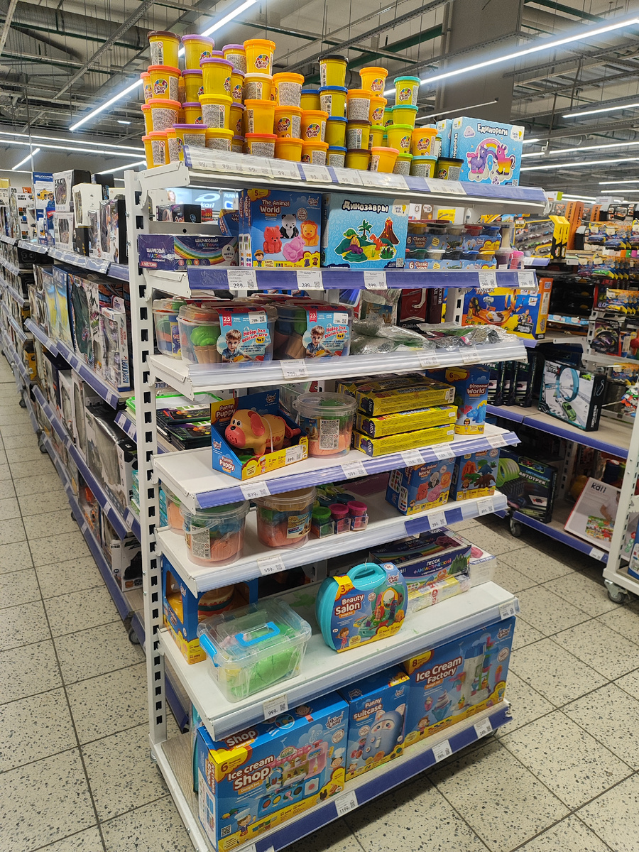 Куклы, игрушки и товары для творчества в Kari. Фото автора.