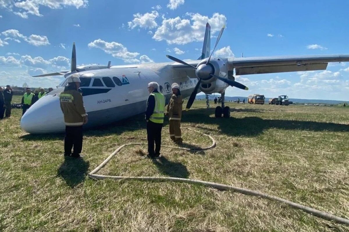    Обстановка у самолета Ан-24, который после посадки выкатился за пределы взлетно-посадочной полосы (ВПП) в аэропорту Киренска в Иркутской области, 2025 год.