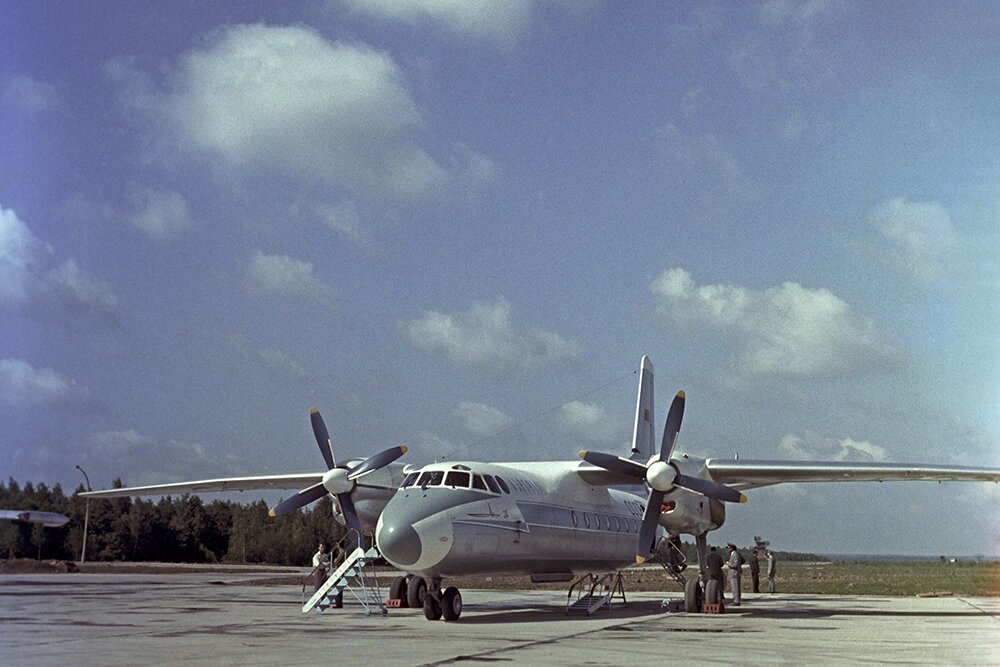    Самолет Ан-24 – турбовинтовой пассажирский самолёт, предназначенный для линий малой и средней протяжённости, для посадки на небольшие неподготовленные аэродромы и грунт, 1963 год. Фото: РИА Новости/ Давид Шоломович