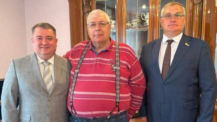  Юрий Тимошков (посередине) / Фото: Telegram / Дмитрий Кощенко