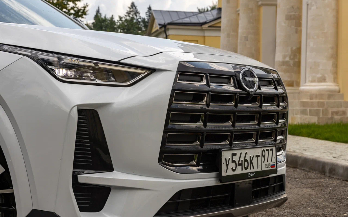 Денис Филатов для РБК📷Кажется, что под выразительной решеткой скрывается большой мотор, но это не так