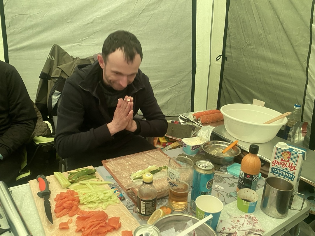 Суши-мастер изрядно накидался. Роллы получились кривоватые, но вкусные)). Опытный.