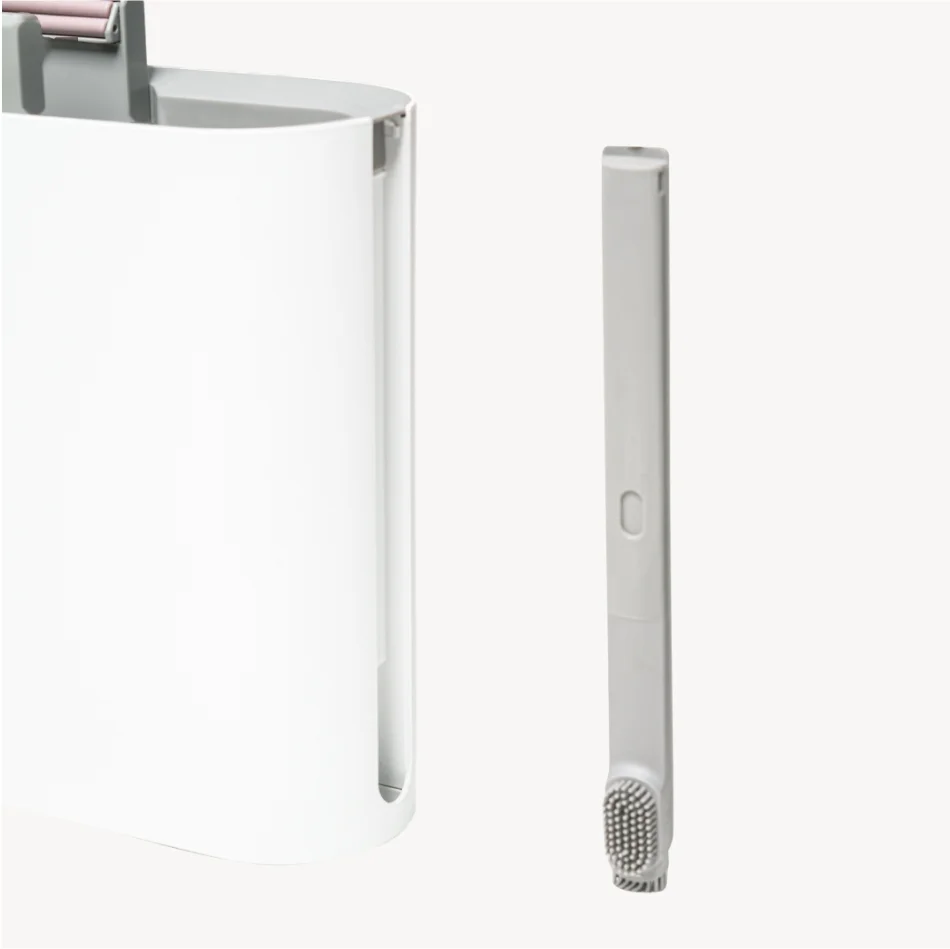 Щетка внутри ведра бережно удаляет шерсть, волосы и загрязнения. 