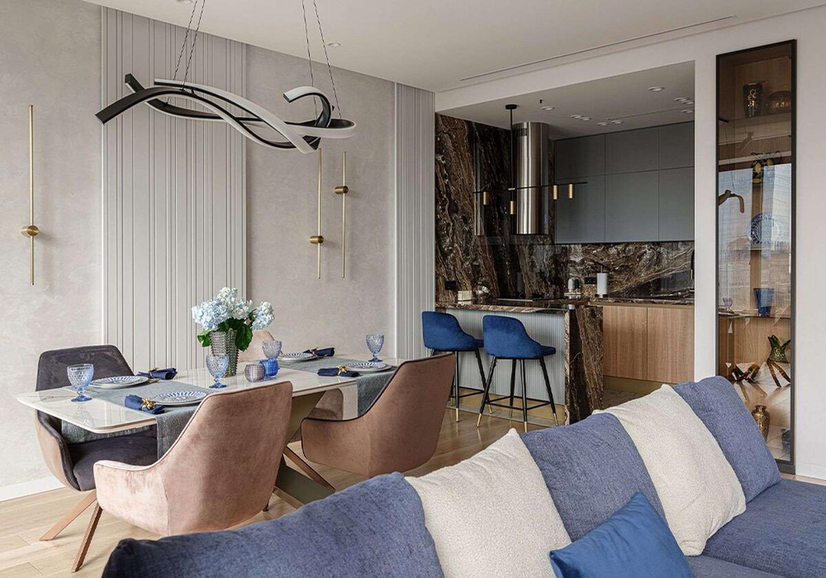 Сервант в кухне-гостиной с тонированным стеклом. Реализованный проект мебельной фабрики "Мария".