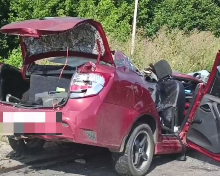     В Курской области «Лада Гранта» столкнулась с тепловозом, погибли 3 человека