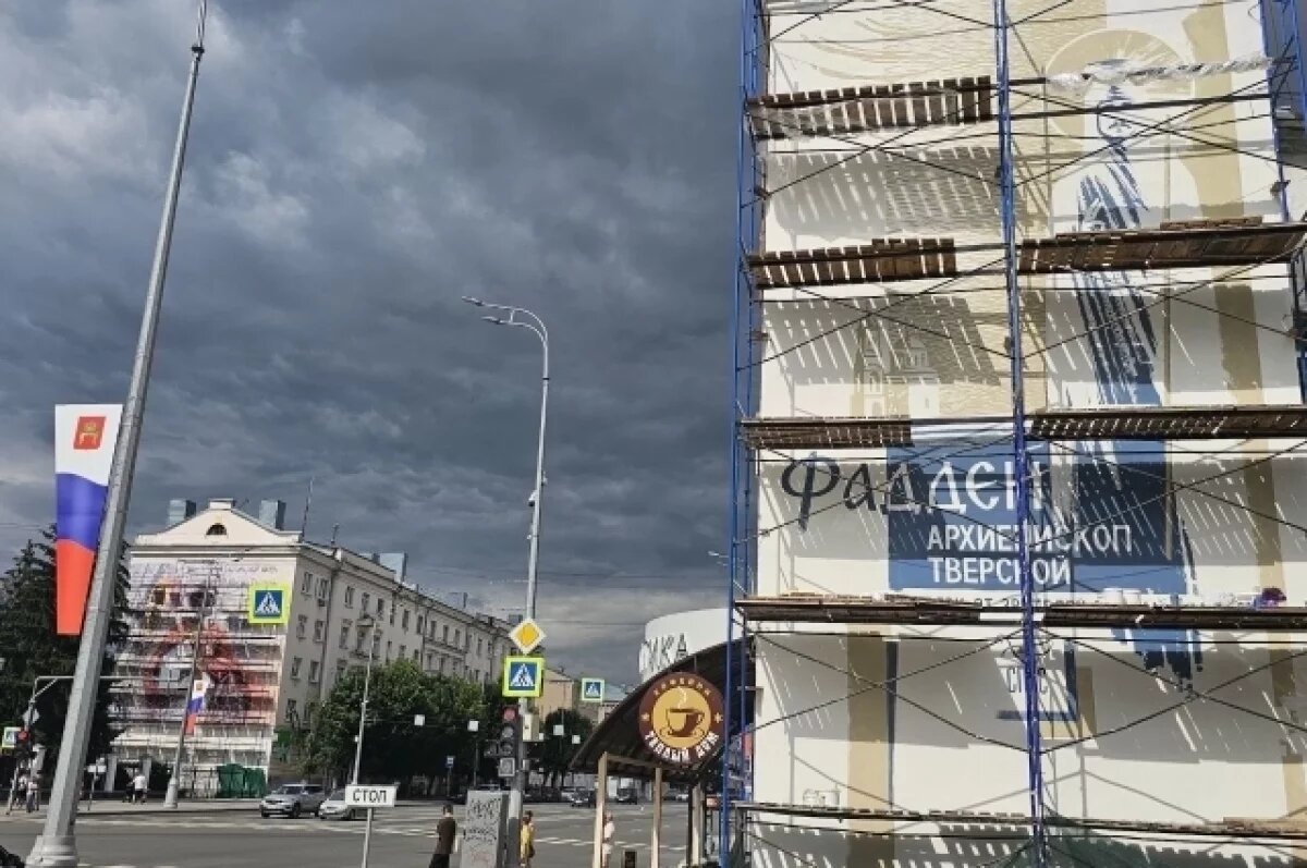    Известный телеведущий Борис Корчевников оценил муралы святых на домах Твери