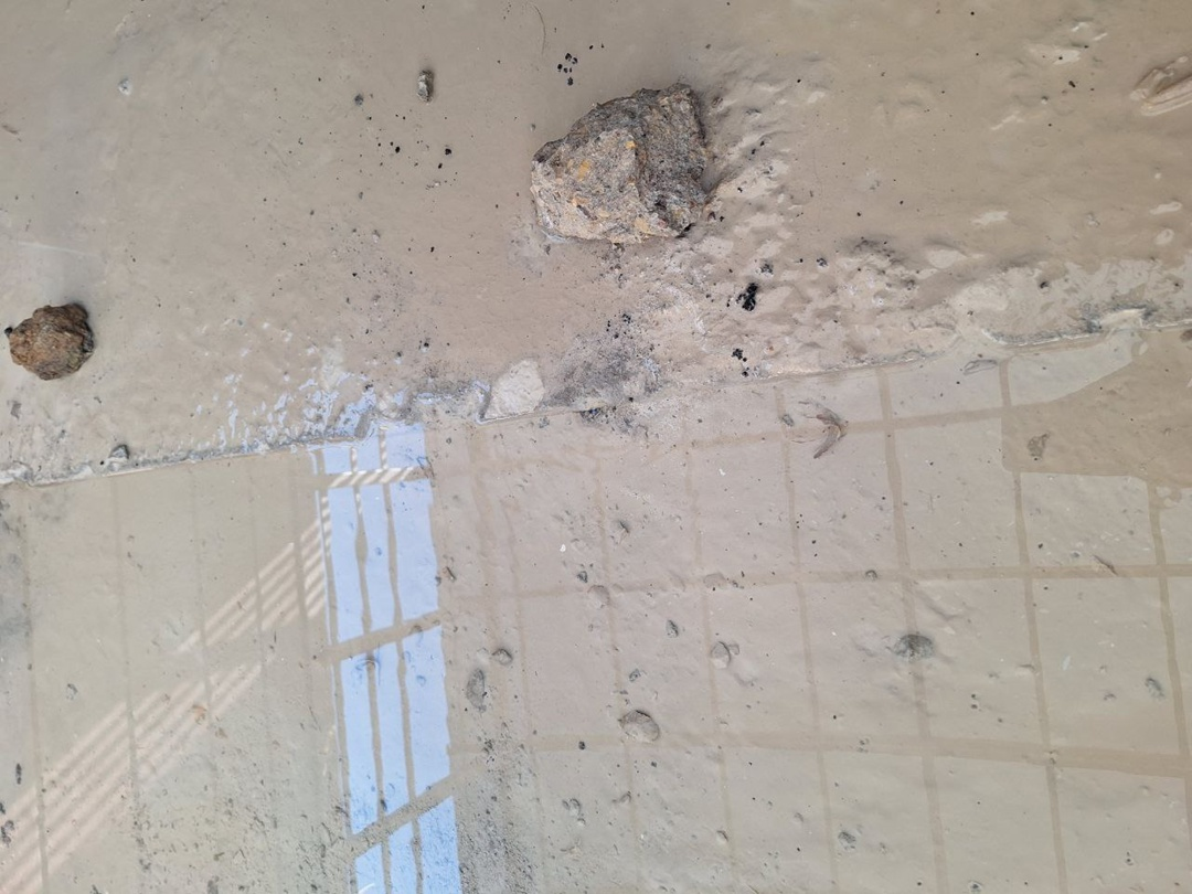 На фото показан пол подземной парковки. Проблема - напорная течь воды.