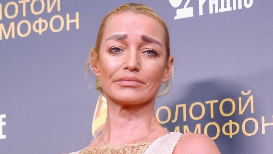  Анастасия Волочкова устроила шоу в самолете, закинув ноги на голову несчастного пассажира. Фото: Legion-Media