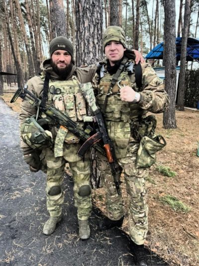 Даниил Агурьянов (справа) с командиром Иваном Крутиковым незадолго до его гибели