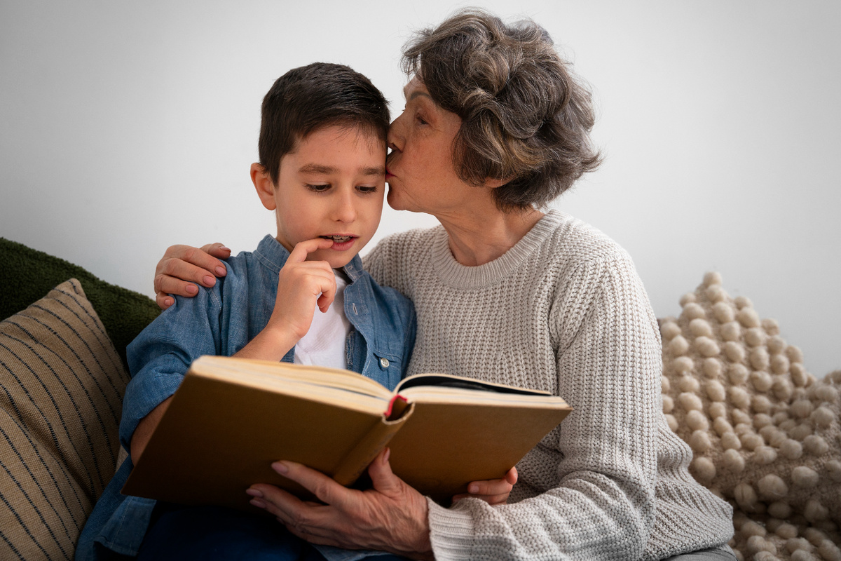 <a href="https://www.freepik.com/free-photo/medium-shot-grandson-grandmother-with-book_38690561.htm">Image by freepik</a>