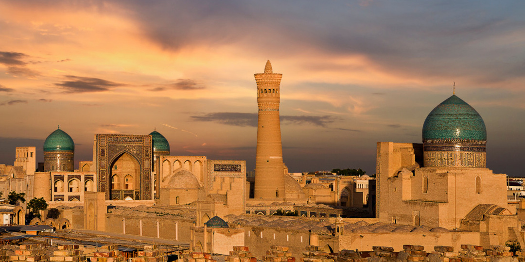 🕌 "Где Восток ещё жив: Бухара — город песчаного цвета, куполов и тишины"