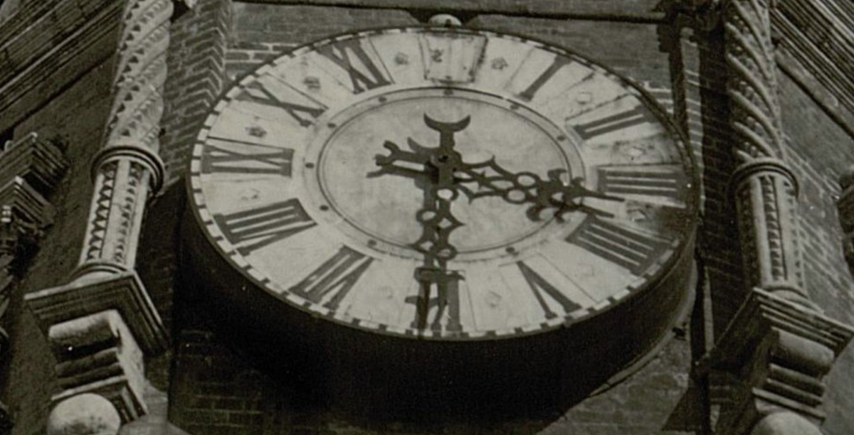 Один из циферблатов часов, с отломанной цифрой 12, видны следы старой "темной" краски